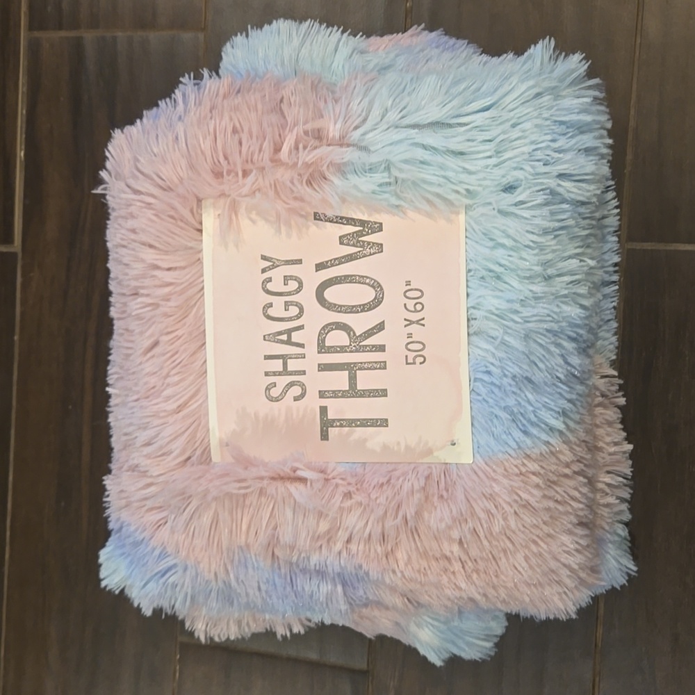 Artisian 34 Shaggy Throw 50 X 60 NWT